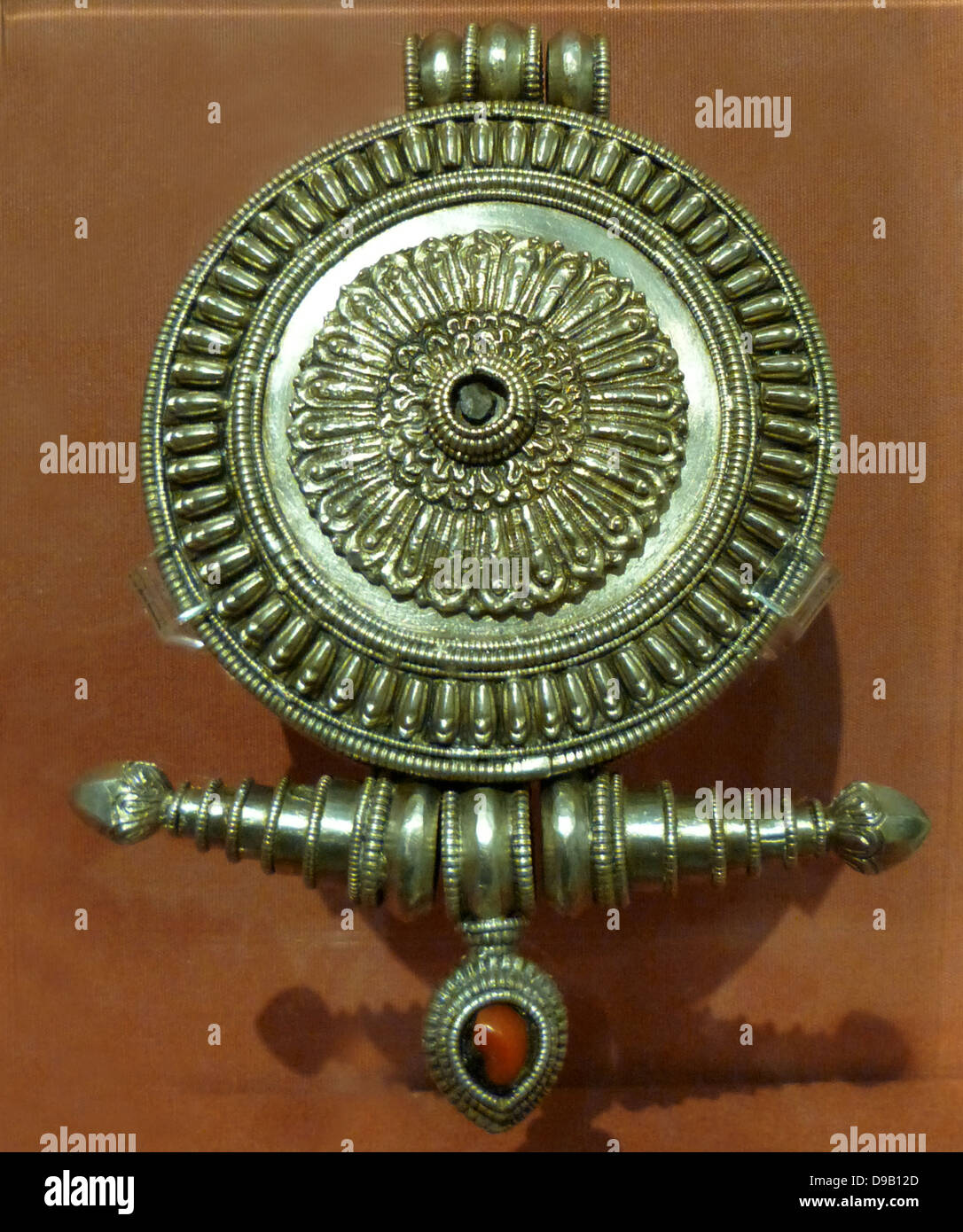 Tre casi di amuleto portafortuna 1800-79 casi sono stati utilizzati per  contenere oggetti sacri o scritto preghiere, creduto di proteggere  l'utilizzatore dal male Foto stock - Alamy