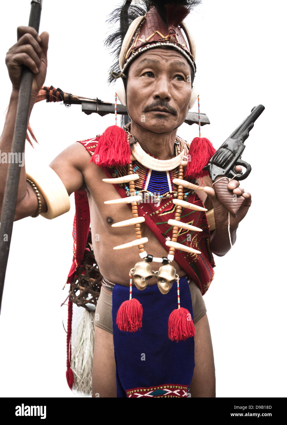 Naga guerriero tribale in abito tradizionale tenendo una lancia e una pistola, Hornbill Festival, Kohima, Nagaland, India Foto Stock