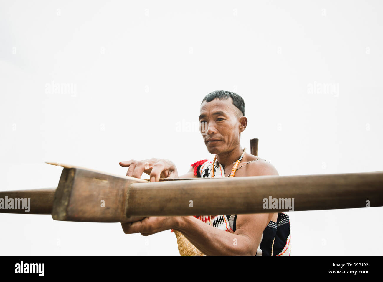 Naga guerriero tribale tenendo un arco trasversale, Hornbill Festival, Kohima, Nagaland, India Foto Stock