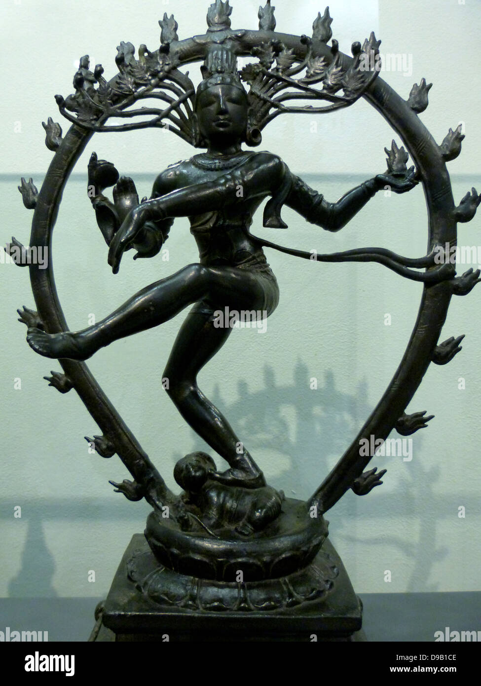 Shiva Nataraja, Signore della danza (900-50). Lega di rame. India meridionale. Fine Pallava/early Chola periodo. Shiva contiene il tamburo, associato con il suono e l'energia, nella sua parte superiore lato destro la fiamma nella sua parte superiore lato sinistro, bilanciando il suo ruolo di creatore e distruttore. Il suo destro inferiore in abhaya mudra offre rassicurazione, mentre il suo angolo inferiore sinistro suggerisce di salvezza attraverso il culto. Egli calpesta Apasmara, il demone di ignoranza. Foto Stock