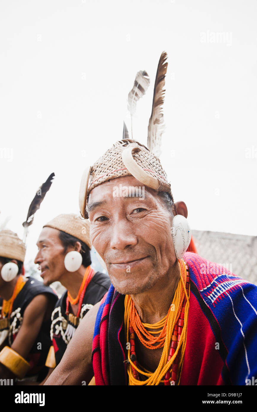 Ritratto di Naga tribal uomini in abito tradizionale, Hornbill Festival, Kohima, Nagaland, India Foto Stock