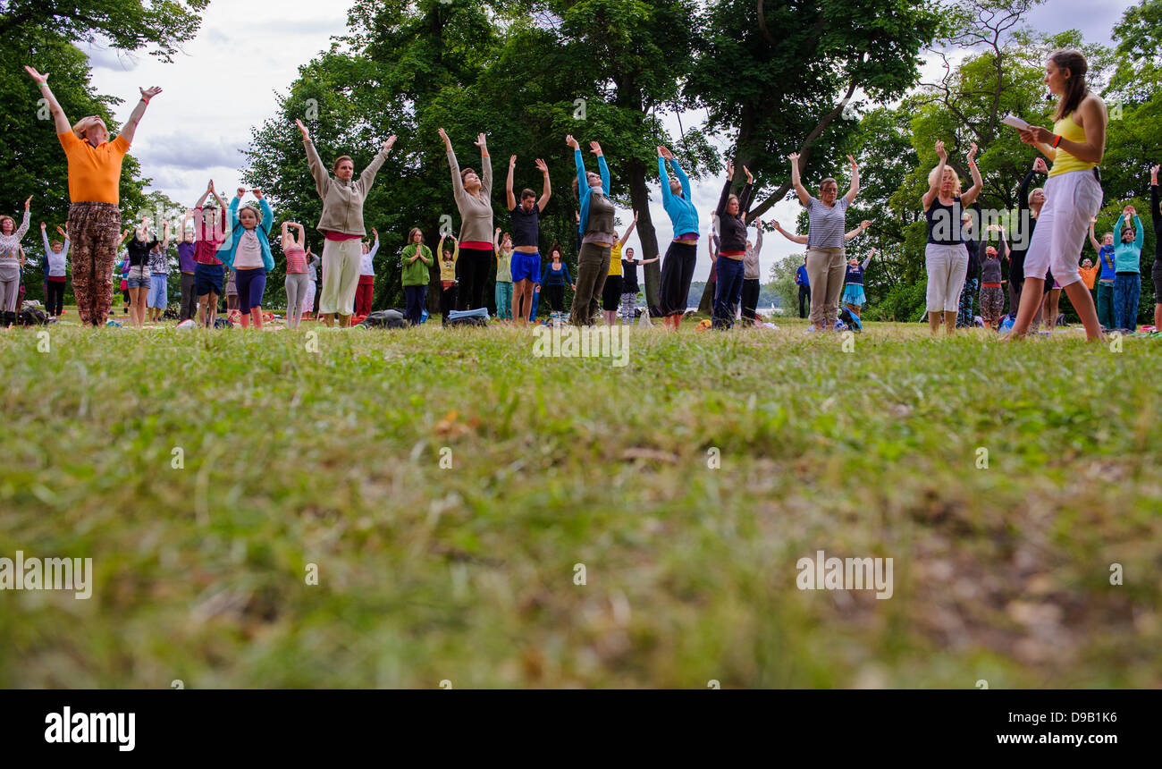 I partecipanti si sposta alla 9a Berlino Festival di Yoga a Wannsee a Berlino, Germania, 16 giugno 2013. Il Berlin Festival di Yoga l'Europa è il più grande evento di yoga. Foto: picture alliance / Robert Schlesinger Foto Stock