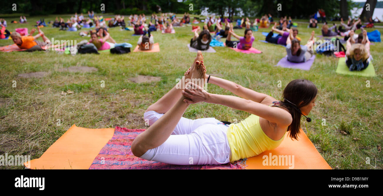 I partecipanti si sposta alla 9a Berlino Festival di Yoga a Wannsee a Berlino, Germania, 16 giugno 2013. Il Berlin Festival di Yoga l'Europa è il più grande evento di yoga. Foto: picture alliance / Robert Schlesinger Foto Stock