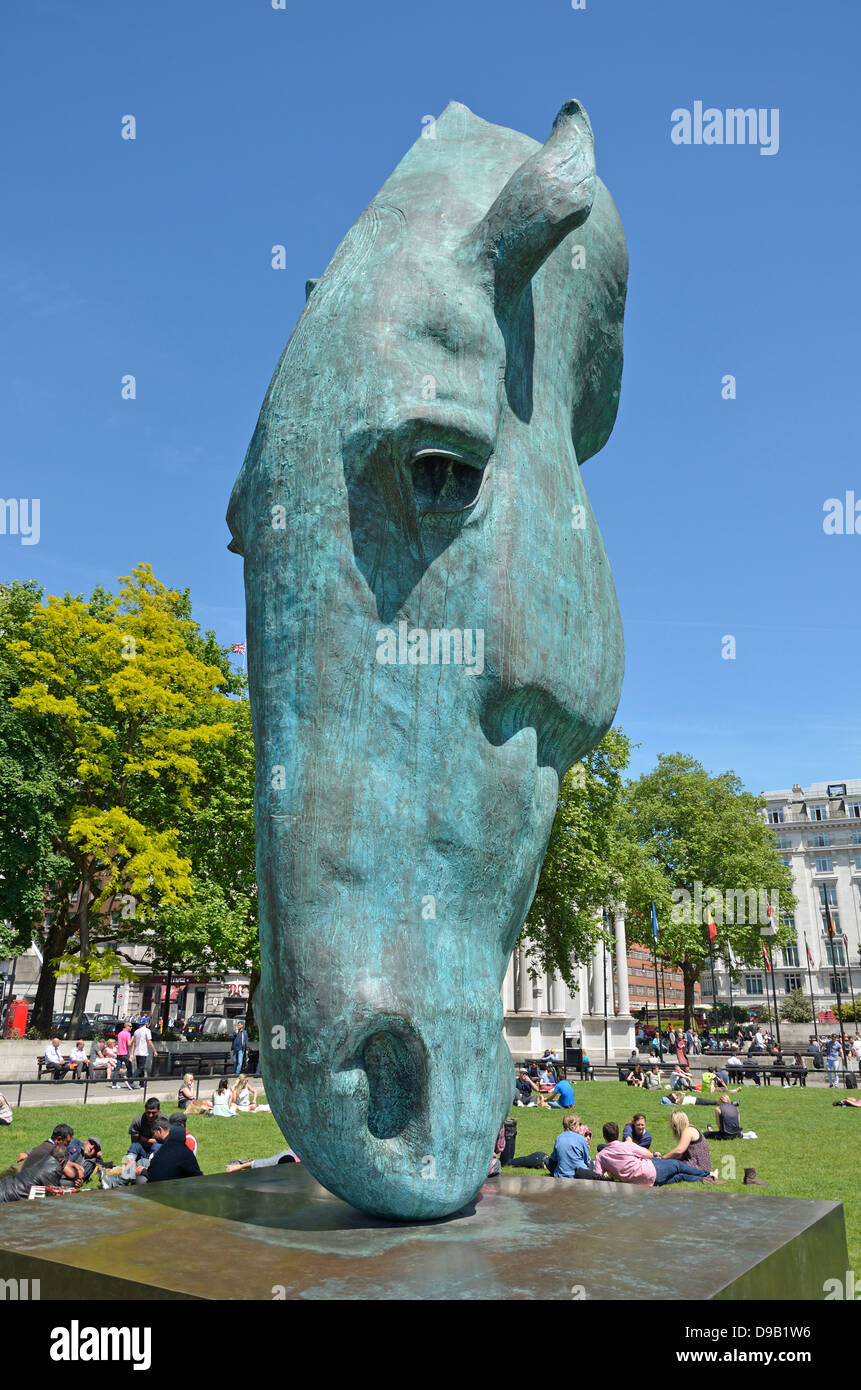 Londra, Inghilterra, Regno Unito. Il Bronzo Testa di cavallo 'Still' acqua (Nic Fiddian-Green; 2009) Marble Arch Foto Stock