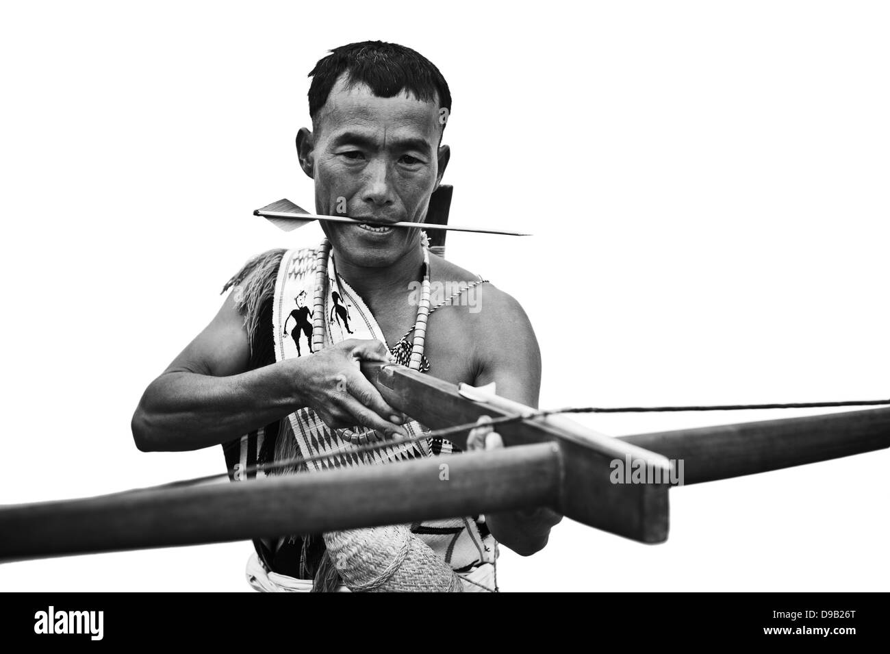 Naga guerriero tribale tenendo un arco trasversale, Hornbill Festival, Kohima, Nagaland, India Foto Stock