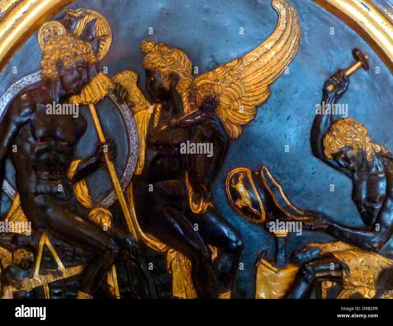 Marte, Venere Cupido e Vulcan c. 1480-1500. Marte, il dio della guerra, si siede con suoi trofei intorno a guardare al suo amante Venere, mentre suo marito cuckolded Vulcan mode un casco. Questo decorate roundel è stata fatta nel circolo della corte dei Gonzaga scultore Antico a Mantova, eventualmente dall'orafo Gian Marco Cavalli. Foto Stock