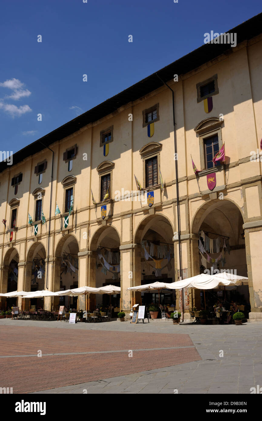 Italia, Toscana, Arezzo, Piazza grande, Palazzo delle Logge progettato da Giorgio Vasari Foto Stock