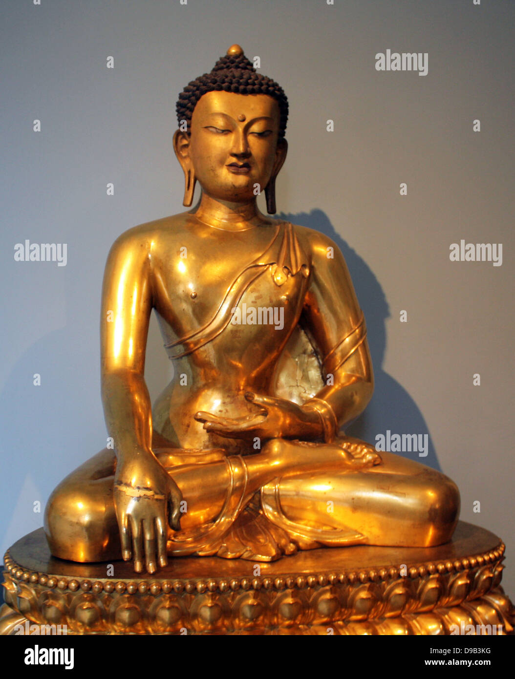 Buddha seduto, Cinese, 1740-1786 è mostrato appena prima della sua illuminazione. Rame dorato. Foto Stock