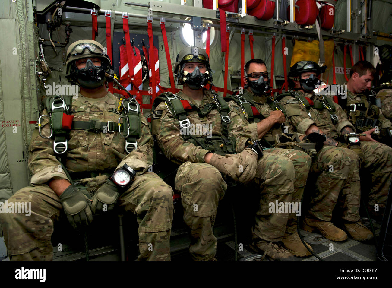 US Army operativa alfa di distacco dal 7 delle forze speciali gruppo attende a bordo di una C-130 per condurre una elevata altitudine bassa apertura parachute jump con membri del Canadese per le operazioni speciali e il Reggimento Para-Rescue aviatori dalle forze aeree il Comando Operazioni Speciali Aprile 25, 2013 a Hurlburt Field, FL. Foto Stock