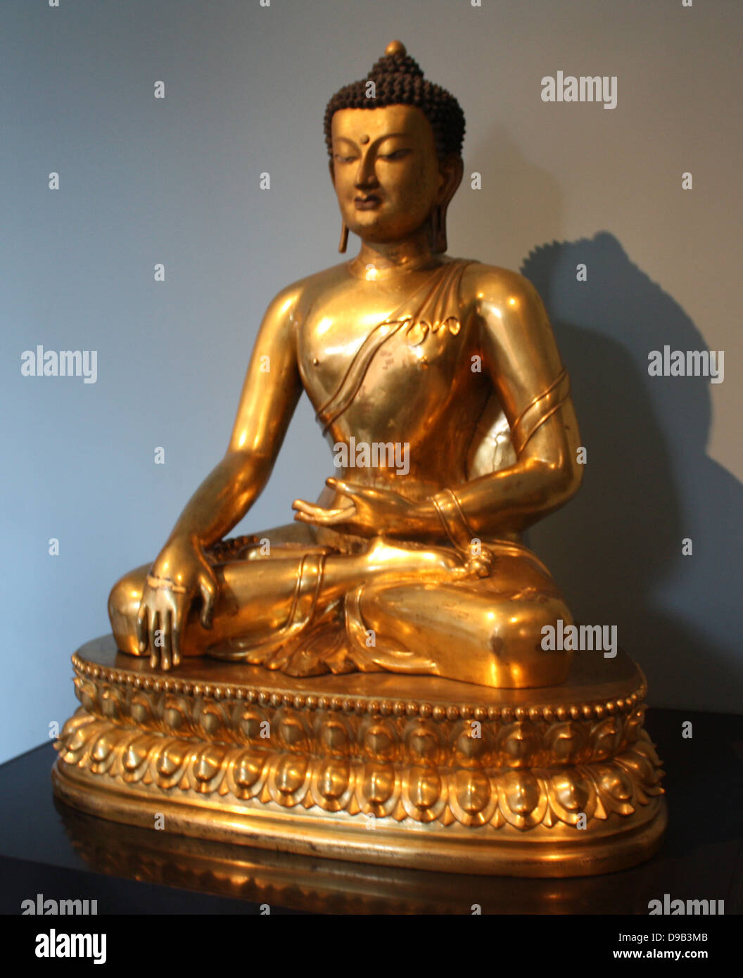 Buddha seduto, Cinese, 1740-1786, è mostrato appena prima della sua illuminazione. Rame dorato. Foto Stock