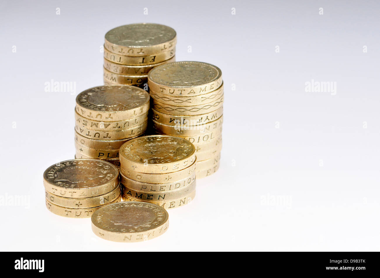 Pile di British pound monete Foto Stock