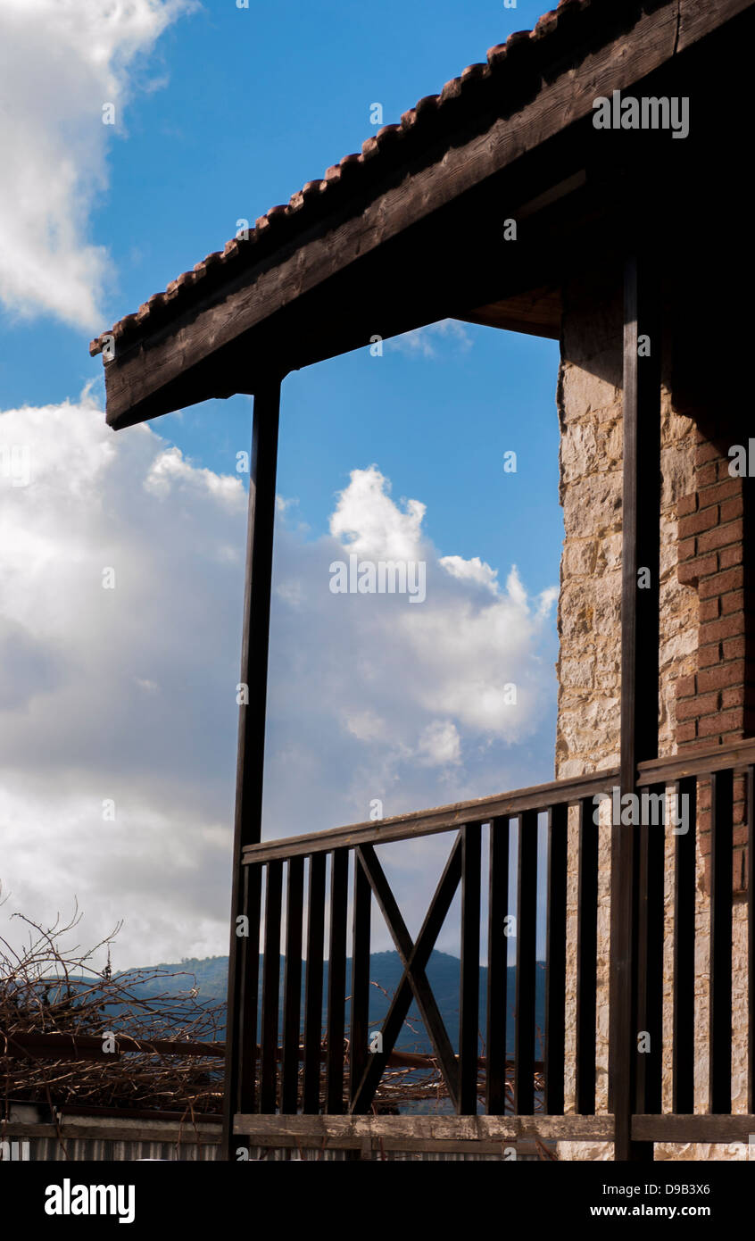 Veranda in un tradizionale edificio rurale cipriota. Foto Stock