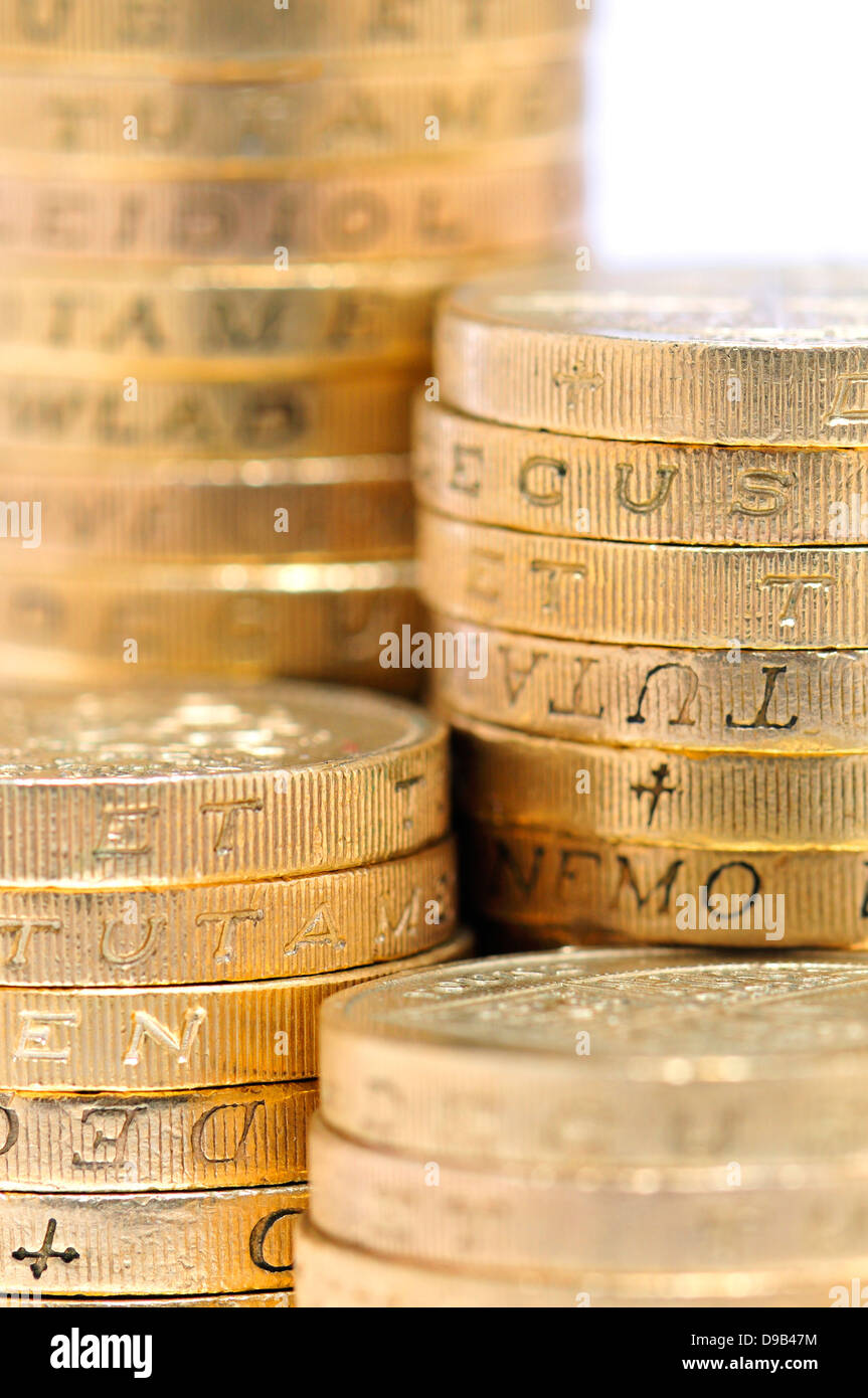 Pile di British pound monete Foto Stock