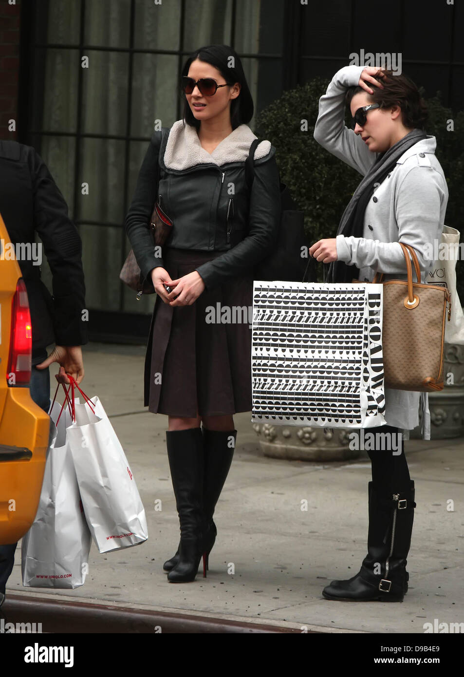 Olivia Munn lasciando un hotel a Manhattan New York City, Stati Uniti d'America - 14.03.11 Foto Stock
