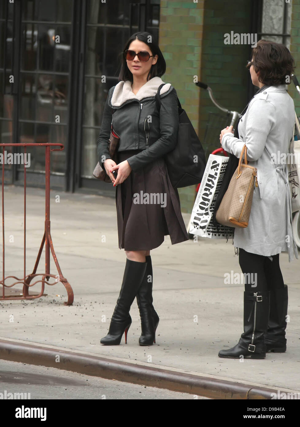 Olivia Munn lasciando un hotel a Manhattan New York City, Stati Uniti d'America - 14.03.11 Foto Stock