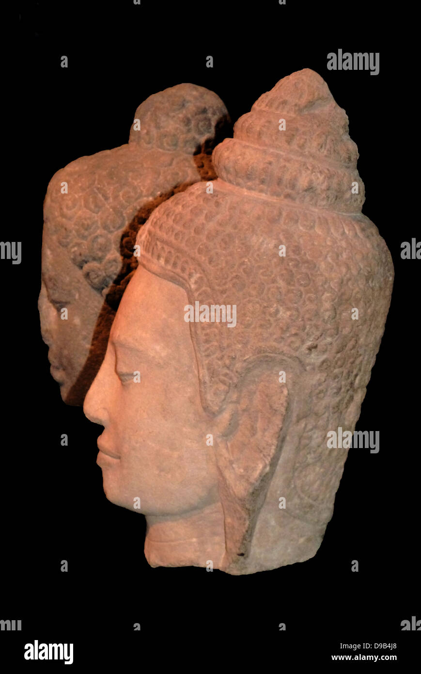 Testa del Buddha. 800-30, Shailendra dinastia, Java Centrale, pietra. La testa formata originariamente parte di una grande immagine del Buddha Shakyamuni. I righelli Shailendra erano forti sostenitori del Buddismo Mahayana ed eretti molti monumenti buddisti nella zona centrale di Java, compreso il complesso di Borobudur. Foto Stock