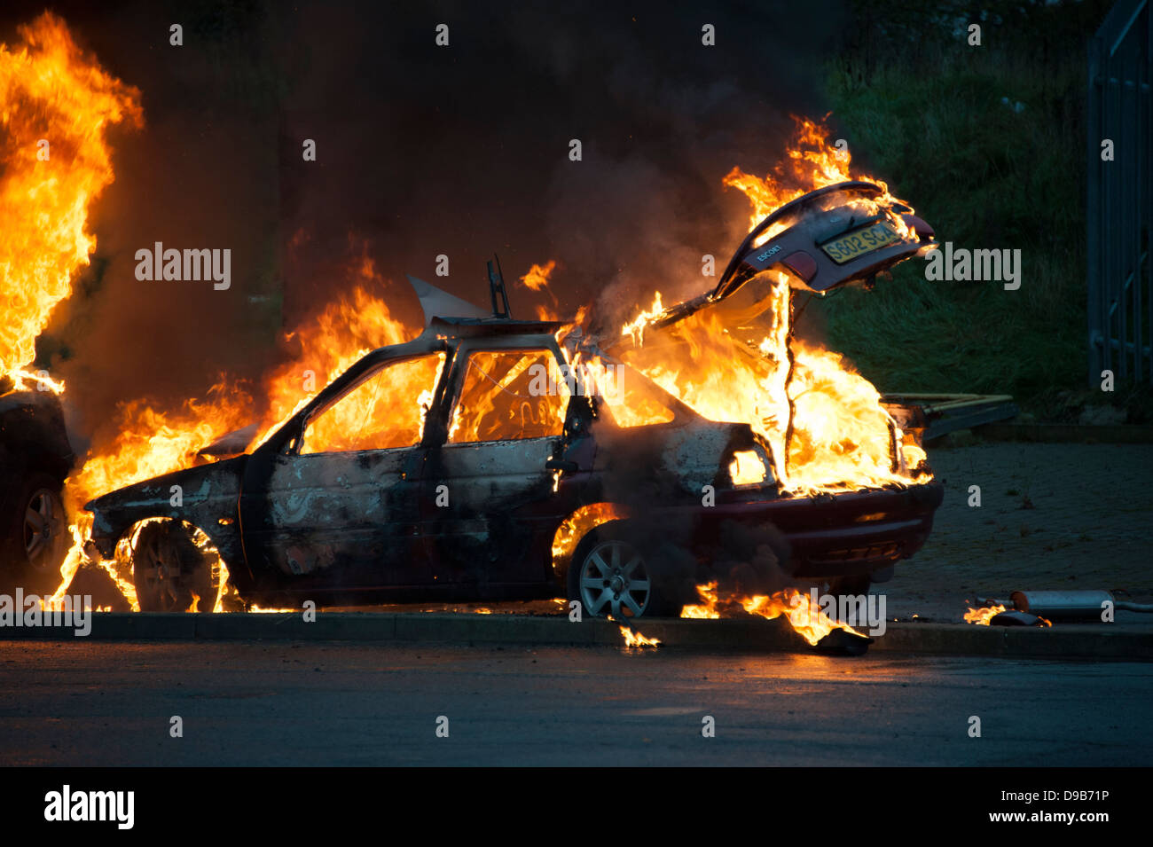 Incendio sulla vettura di disordini civili disordini di disturbo Foto Stock
