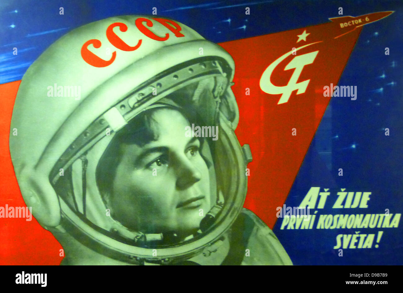 Sovietici nello spazio poster, 1963. "Viva il mondo la prima donna cosmonauta', un poster sovietica (in ceco) celebra Valentina Tereshkova che orbitavano la terra in Vostok 6, nel giugno 1963. Esso è stato 19 anni prima che un altro cosmonauta femmina ha preso al cielo. Foto Stock
