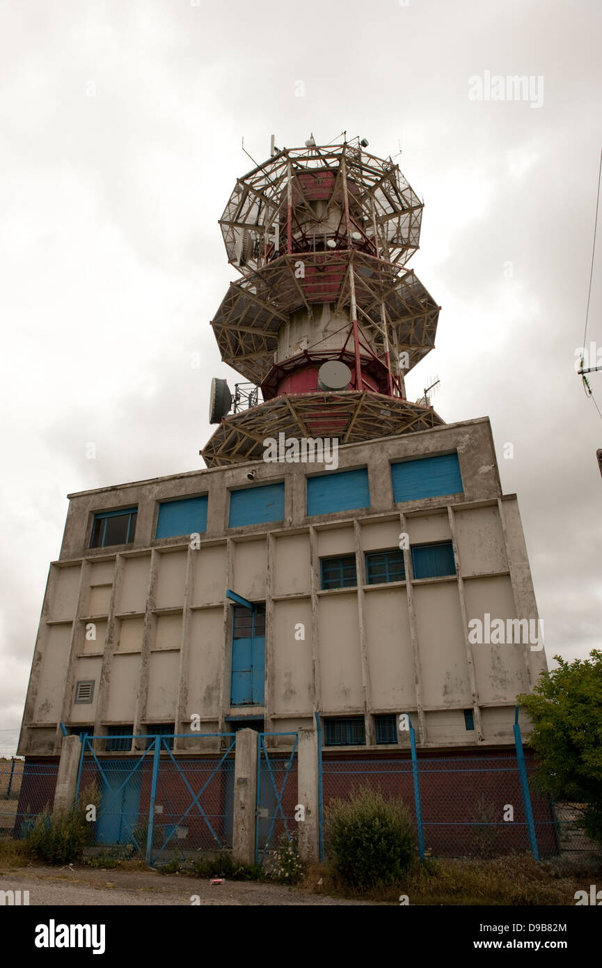 Vecchia Radio trasmissione satellitare piatto della torre Foto Stock