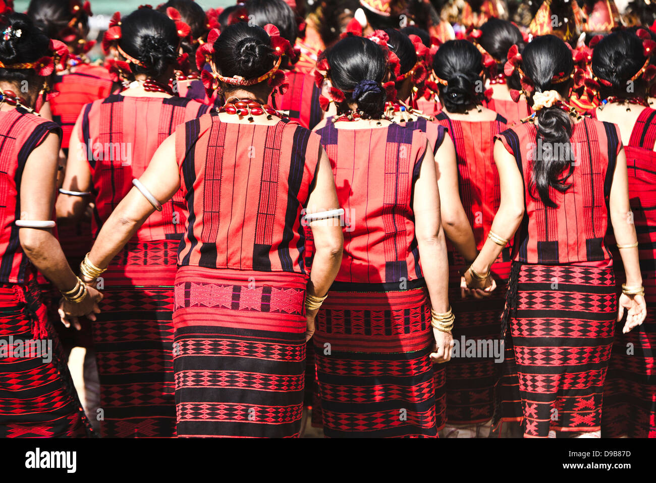 Naga tribeswomen balli durante l annuale Hornbill Festival presso Kisama, Kohima, Nagaland, India Foto Stock