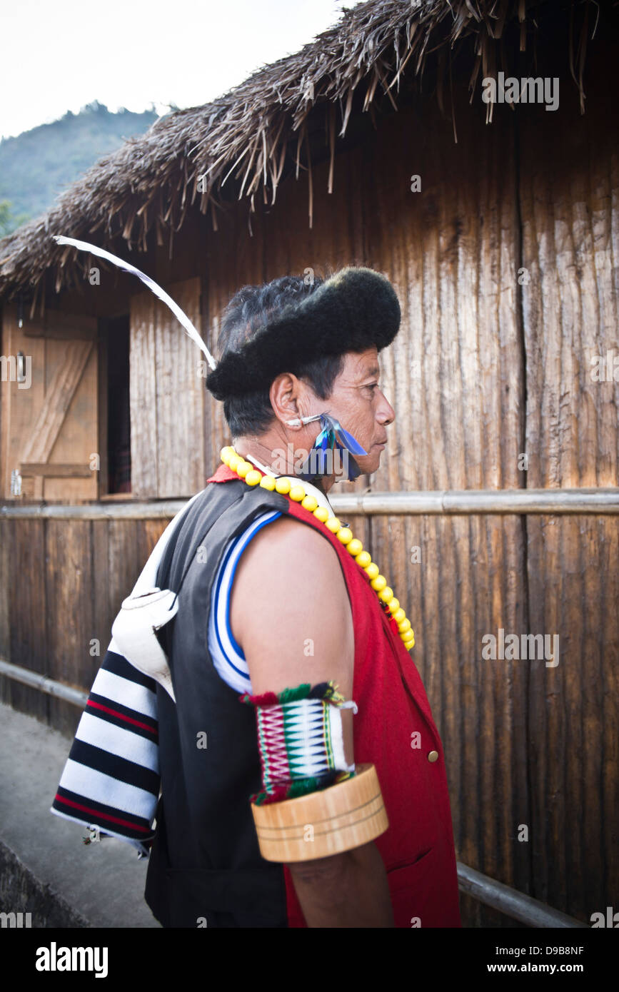 Naga tribesman in abito tradizionale durante l'annuale Festival Hornbill a Kisama, Kohima, Nagaland, India Foto Stock