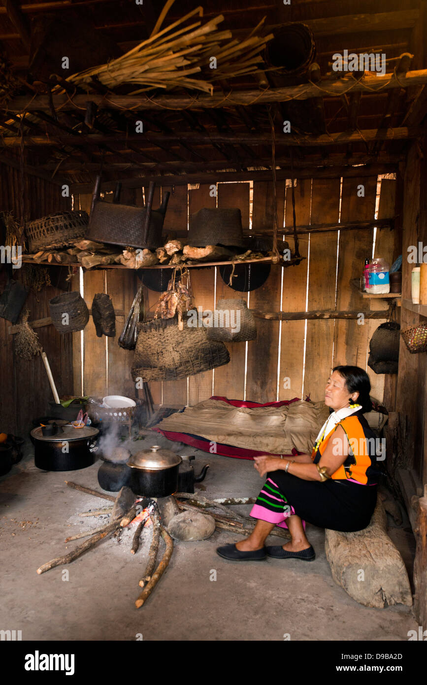 Naga tribeswoman cottura in una capanna, Kisama, Kohima, Nagaland, India Foto Stock