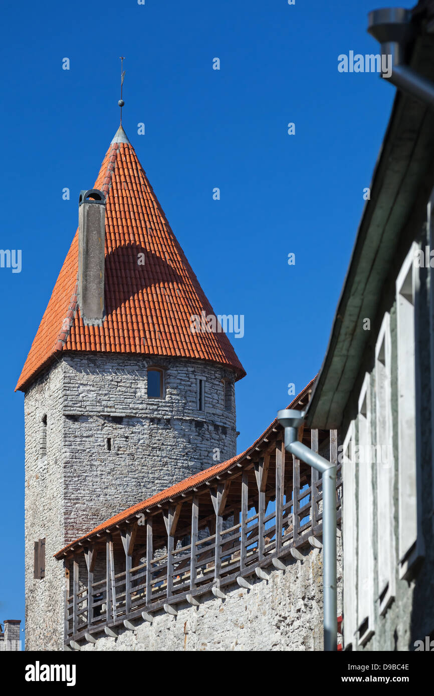 Antica torre in pietra con il tetto di tegole rosse e. Fortezza vecchia di Tallinn, Estonia Foto Stock