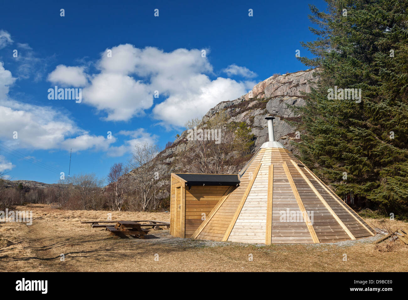 Piccole casette di legno gratuito per uso camping casa nel parco norvegese Foto Stock