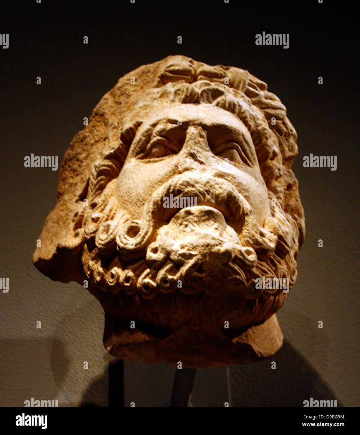 Testa di pietra calcarea di un uomo barbuto, eventualmente Giove. Il sud italiano, eventualmente Apolia. Scolpiti 1200-1300 Foto Stock