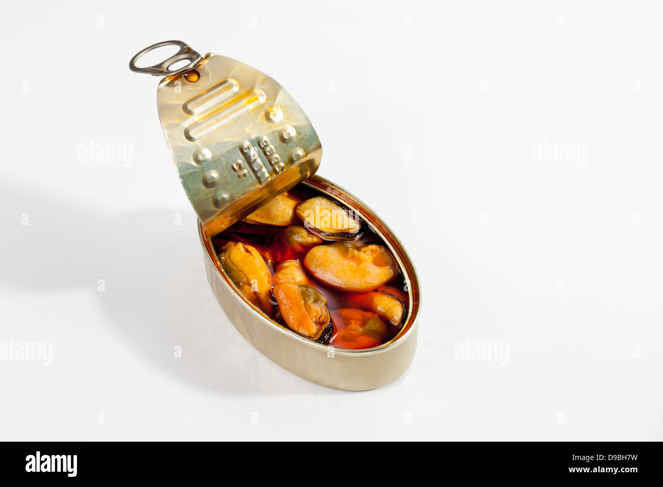 Possibile di cozze in olio su sfondo bianco Foto Stock