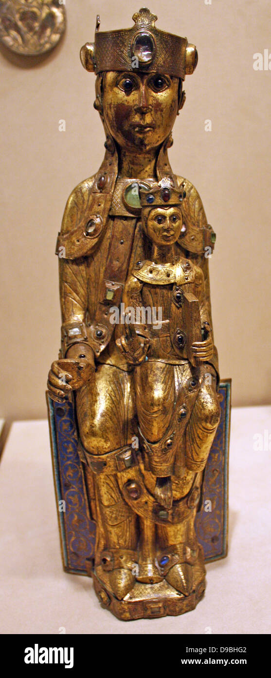 Madonna e Bambino. Rame dorato su un nucleo di legno con smalto champleve, cristallo di rocca e del vetro. Francese, Limoges. Fatto circa 1200. Il libro smaltato e l incisione della Vergine della corona e pantofole e del bambino i capelli sono una caratteristica del lavoro di Limoges. Foto Stock