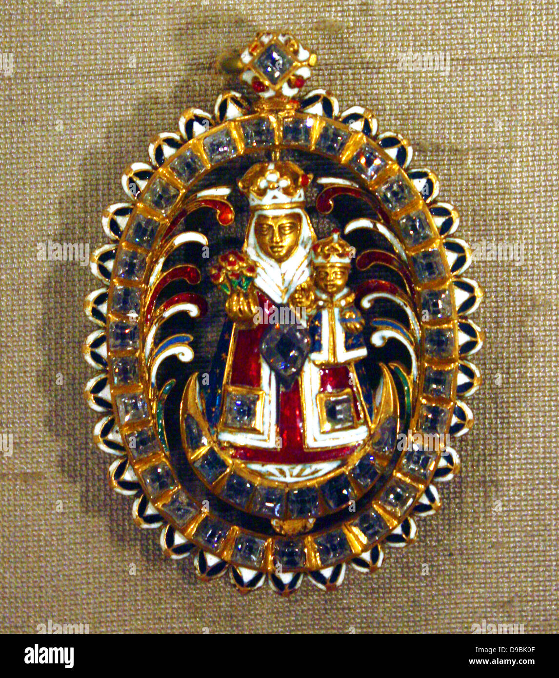 Pendente con Madonna e Bambino. Oro smaltato con diamanti incastonati e un rubino. Spagnolo, probabilmente prima metà del XVII secolo. Foto Stock