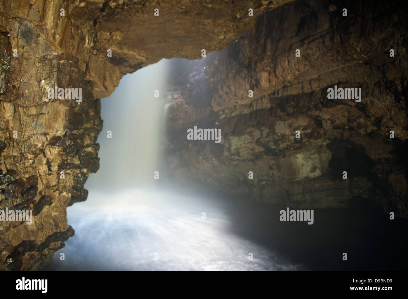 Cascata, Smoo Cave, Durness, Highland Scozia, Gran Bretagna, Europa, grotte di Smoo , Wasserfall, Hoehle, Smoo Cave, Durness Foto Stock