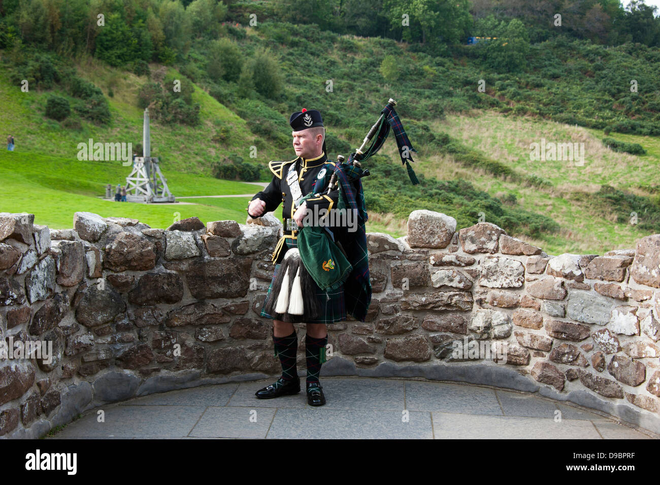 Piper, Castello Urquhart, Loch Ness e Highlands Scozia, Gran Bretagna, Europa, bagpiper , Dudelsackspieler, Castello Urquhart, Loch Foto Stock