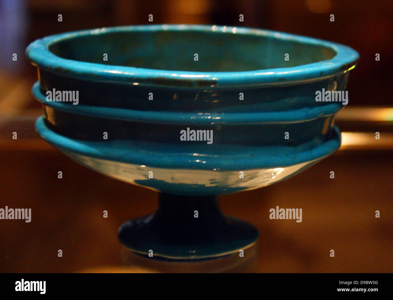 Vasi di vetro, regno di Akhenaten, ca 1353-1336 A.C. La fabbricazione di contenitori di vetro è stata una nuova forma di arte nel XVIII dinastia Egitto. Foto Stock