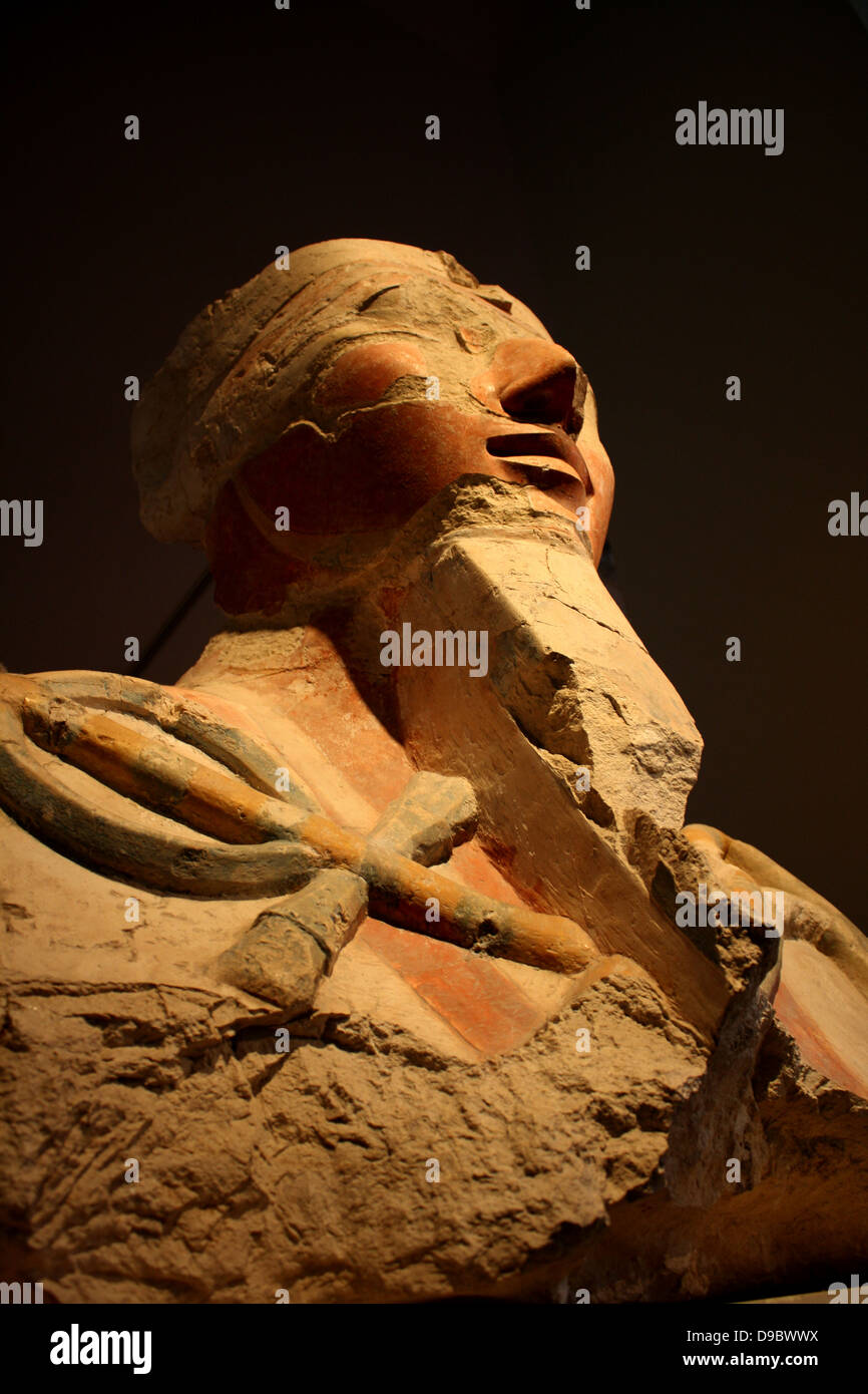 La testa e le spalle da una statua di Osiride, XVIII dinastia. Regno congiunto di Hatchepsut e Thutmosi 111. (Ca 1473-1458 a.C.) in calcare dipinto. Da Tebe, originariamente da uno dei Hatshepsut tempio della pilastri sulla terrazza superiore. Foto Stock