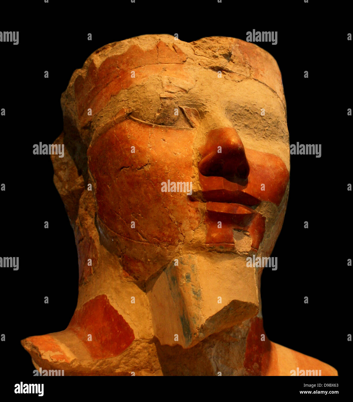 La testa e le spalle da una statua di Osiride, XVIII dinastia. Regno congiunto di Hatchepsut e Thutmosi 111. (Ca 1473-1458 a.C.) in calcare dipinto. Da Tebe, originariamente da uno dei Hatshepsut tempio della pilastri sulla terrazza superiore. Foto Stock