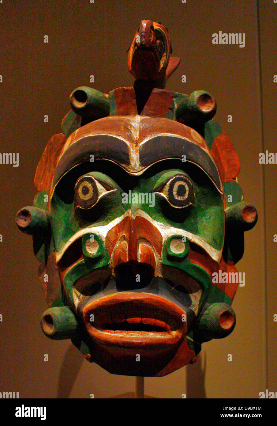 Maschera Yagim, 1920-25 l'isola di Vancouver, British Columbia. Di legno, vernice. George Walkus (Kwakwaka'wakw, 1875-1958 ca.). Un furtivo, aggressiva creatura del mare noto come Yagim era parte del drammatico Tseyka ciclo delle prestazioni, che ha avuto luogo durante il buio inverno quando la vita sulla costa nord ovest si sposta in gran parte in ambienti chiusi. Foto Stock