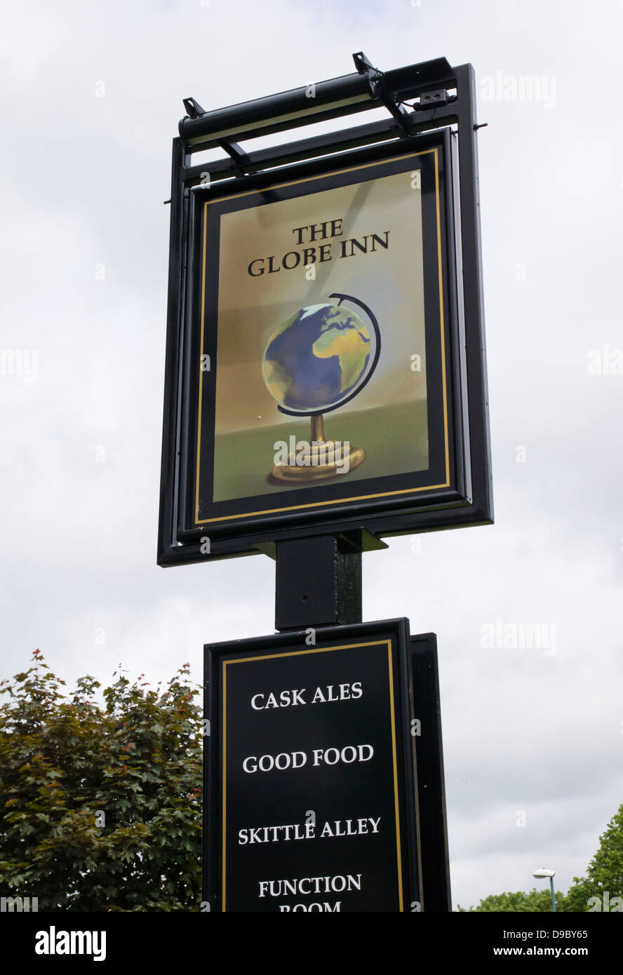 Casa di pietra di un distretto di Stroud Gloucestershire England Regno Unito i Globe Inn segno Foto Stock