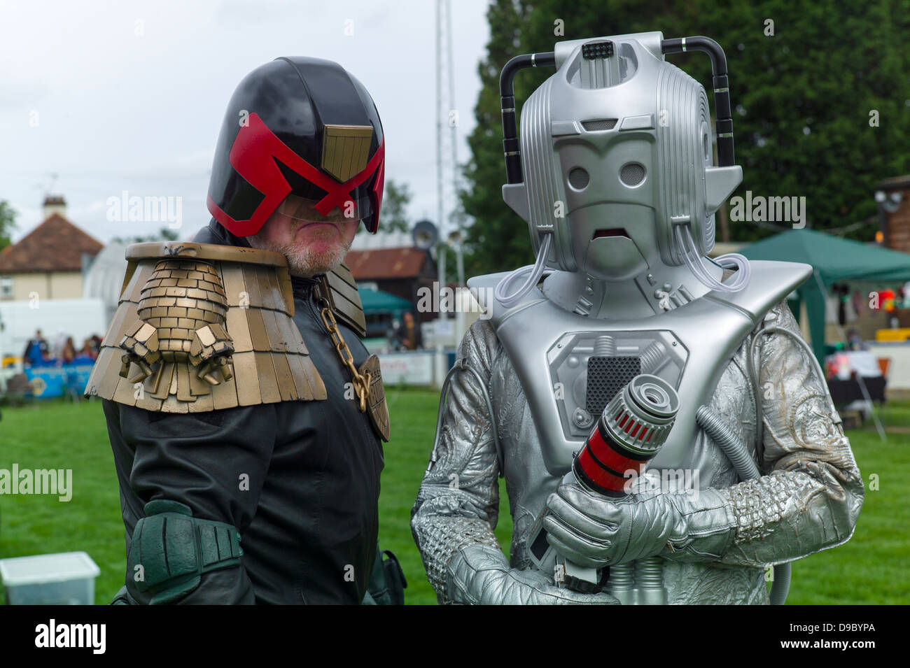 Judge Dredd e un Cyberman pongono per la fotocamera a Herne Bay Si-Fi dall'evento del mare Foto Stock