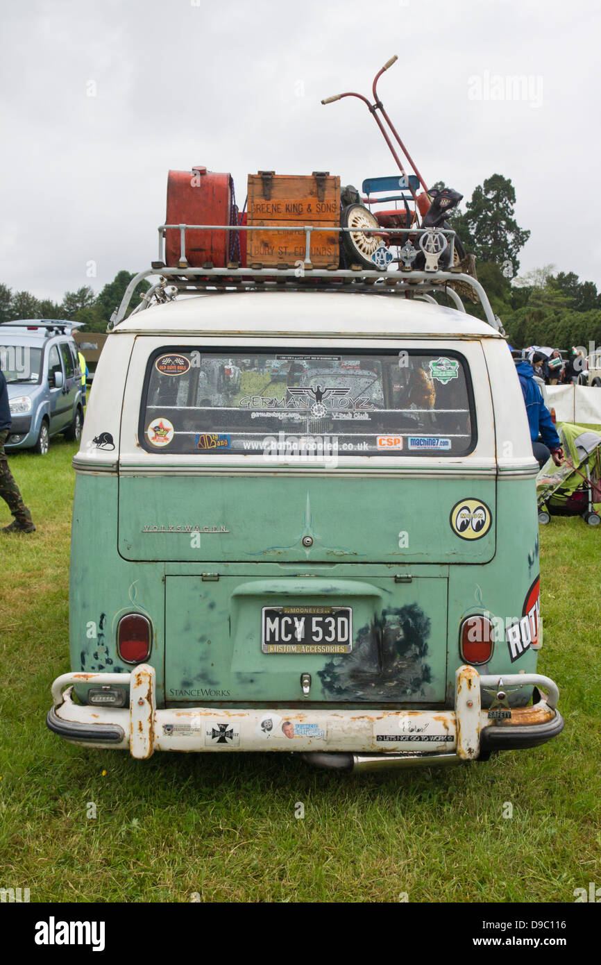 La mostra 2013 di auto e moto classiche Berkeley Castle Gloucestershire. Un pulmino VW Camper 1966 Foto Stock