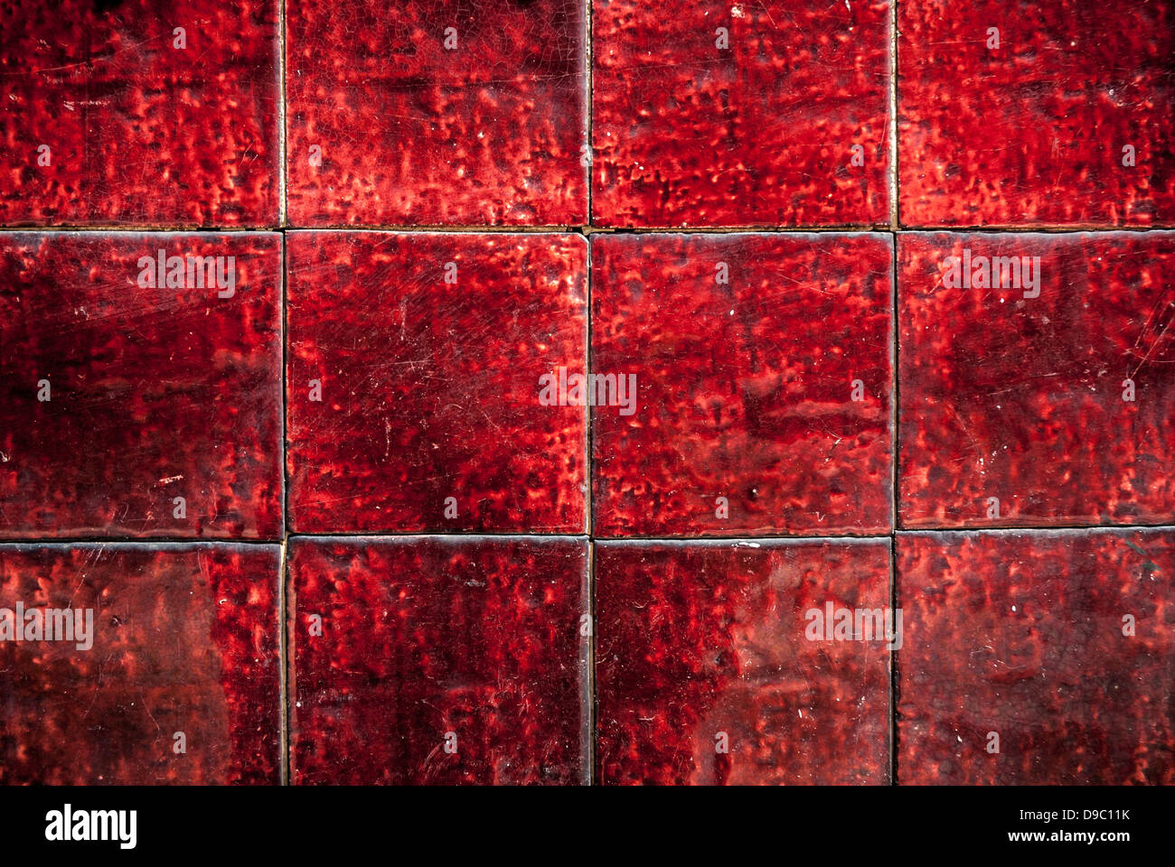 Red satinato vittoriano vecchio piastrelle ceramiche sfondo Foto Stock