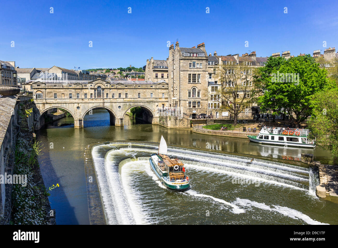 Barcone sul fiume Avon vicino Pulteney Bridge in bagno, Somerset, Inghilterra, Regno Unito Foto Stock