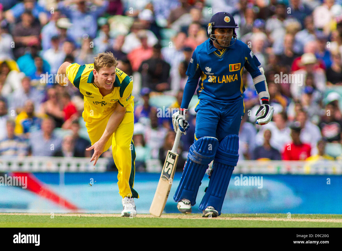 Londra, Regno Unito. 17 Giugno, 2013. Australia James Faulkner e Sri Lanka di Mahela Jayawardene durante l'ICC Champions Trophy international cricket match tra lo Sri Lanka e l'Australia all'Oval Cricket Ground su Giugno 17, 2013 a Londra, Inghilterra. (Foto di Mitchell Gunn/ESPA/Alamy Live News) Foto Stock