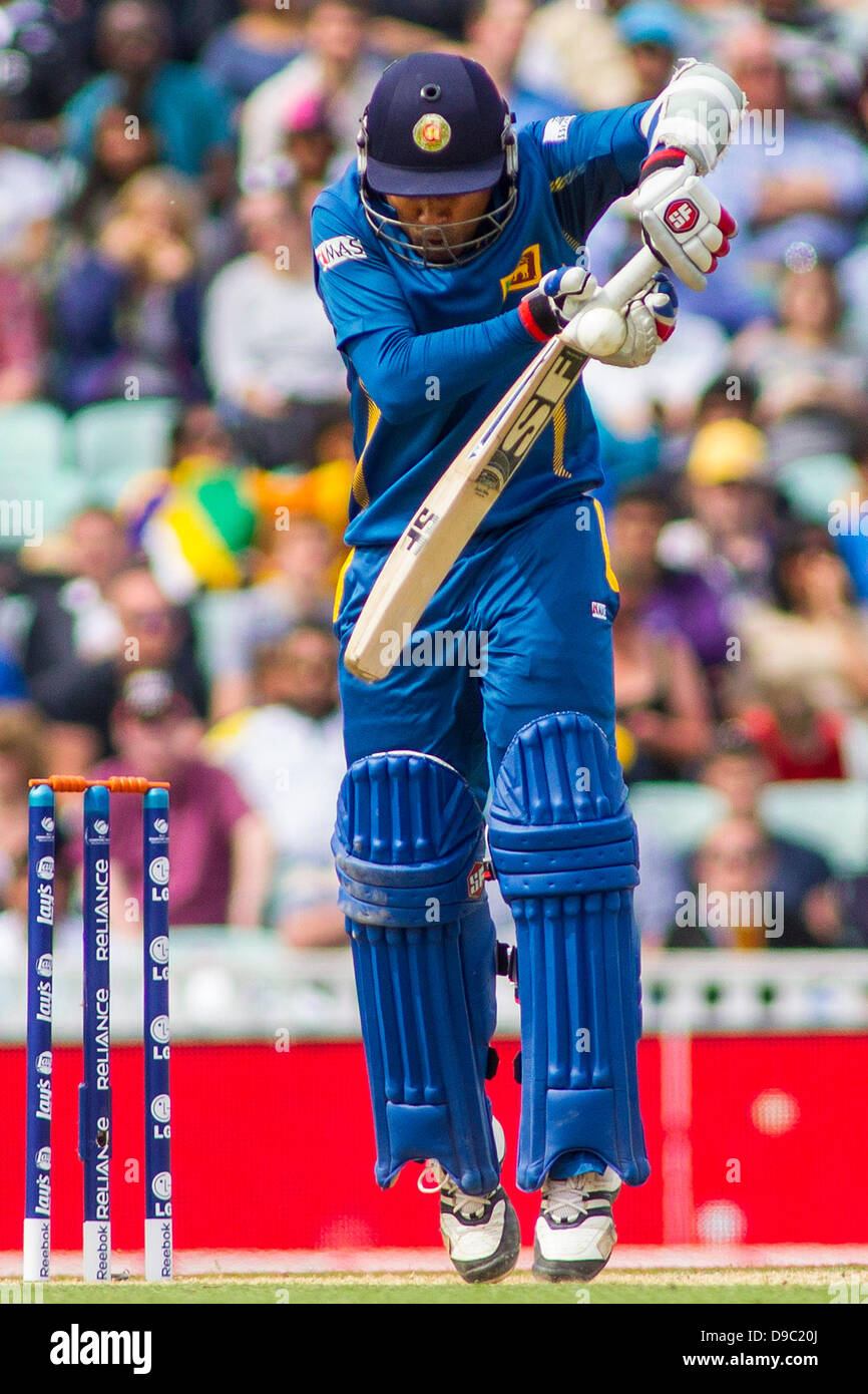 Londra, Regno Unito. 17 Giugno, 2013. Sri Lanka di Mahela Jayawardene viene colpito sulla mano durante l'ICC Champions Trophy international cricket match tra lo Sri Lanka e l'Australia all'Oval Cricket Ground su Giugno 17, 2013 a Londra, Inghilterra. (Foto di Mitchell Gunn/ESPA/Alamy Live News) Foto Stock