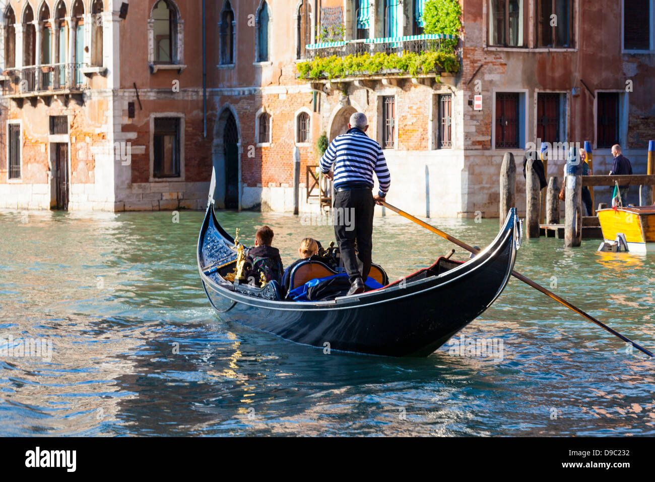 Gondolieri gondole a remi con i turisti sul Grand Canal, Venezia Italia Foto Stock