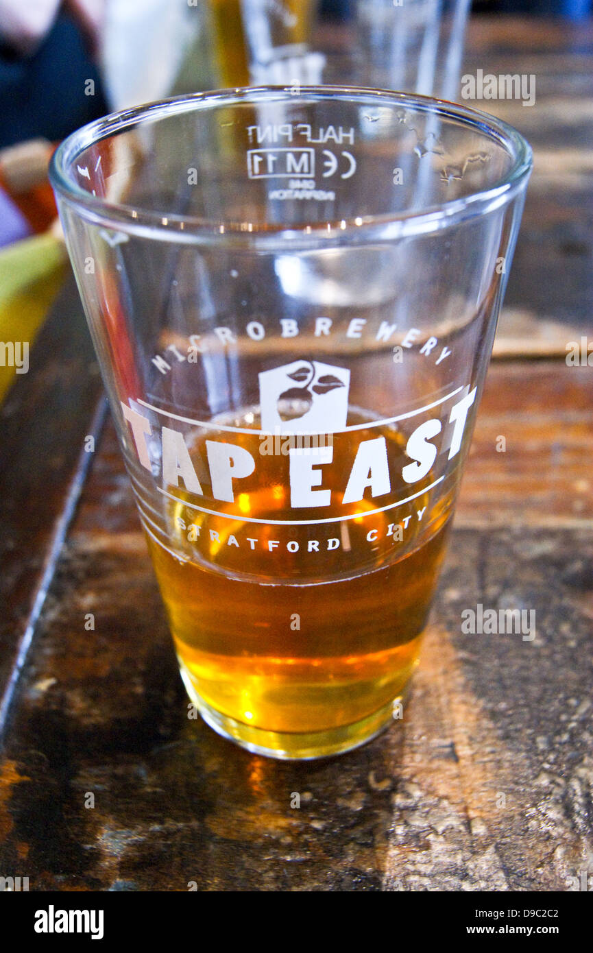 Una pinta di pale ale in un vetro stampato a toccare East bar, Westfield, Stratford, Londra, Inghilterra. Tagliate la versione orizzontale DCG9JF pub tabella bevande glasse Foto Stock
