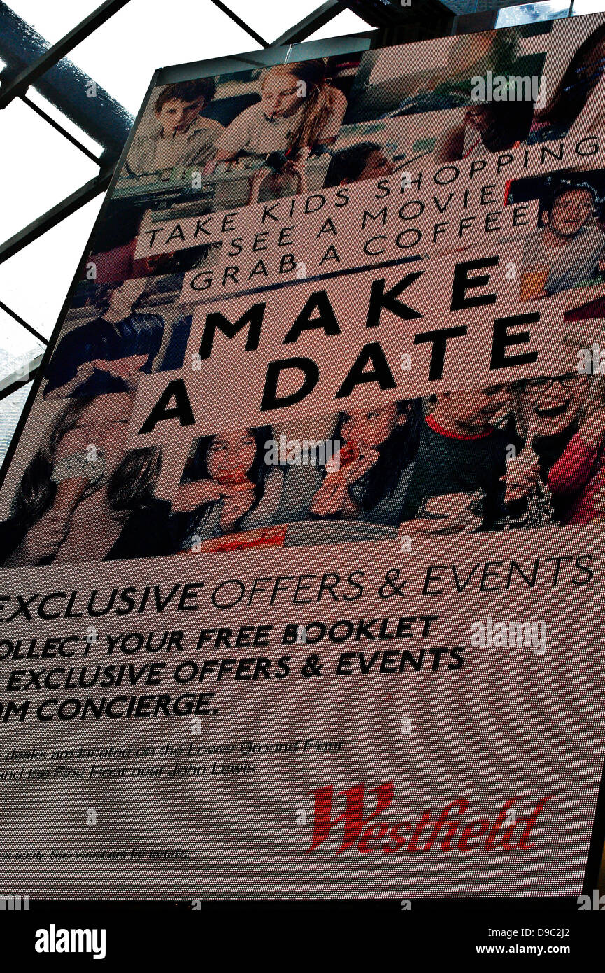 LED display board presso il centro commerciale Westfield, Stratford, Londra, Inghilterra Foto Stock