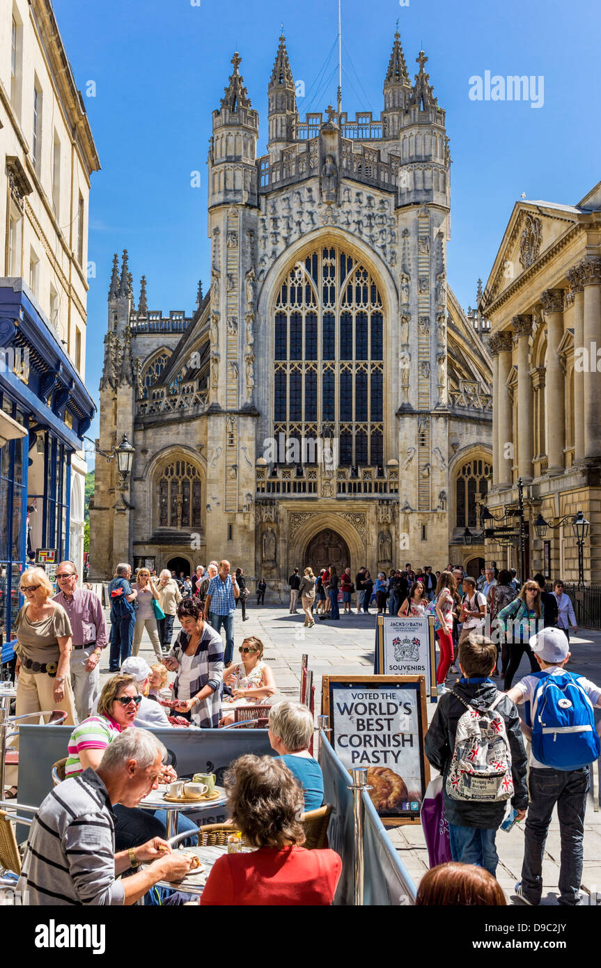 Abbazia di Bath / Cattedrale, bagno, Inghilterra, Somerset REGNO UNITO con le persone al caffè Foto Stock