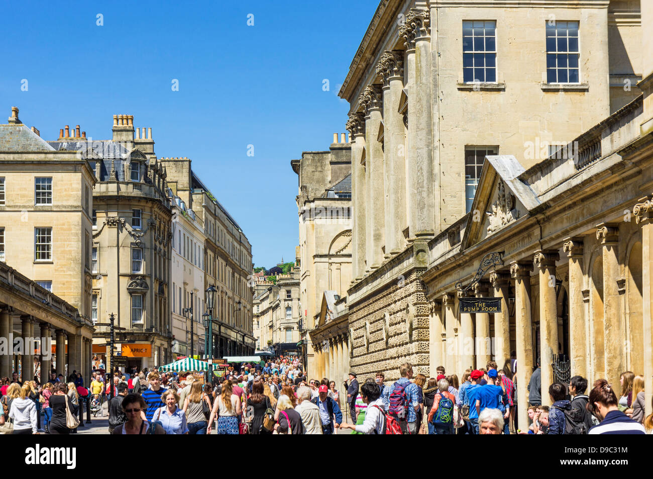Strada trafficata scena al di fuori del bagno romano nel centro di Bath, Somerset, Inghilterra, Regno Unito in estate Foto Stock
